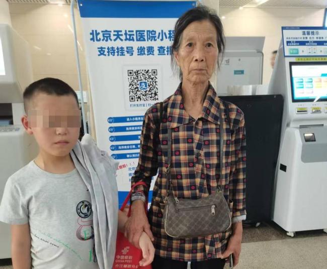 廈門車禍奇跡寶寶赴北京復查 亟需當?shù)責嵝娜耸繋椭?/></p><p>在車禍中幸存下來的新生兒就是趙平安,，他被醫(yī)護人員和志愿者稱為“奇跡寶寶”。雖然他最終活了下來,，但車禍給他留下了后遺癥,，顱內(nèi)被植入了導流管以排除腦積液。今年,，距離上次矯正趙平安導流管已過去多年,，急需緊急處理。然而,，奶奶沒有文化,，姐姐趙薇和趙平安都還小，對當年手術(shù)情況一無所知,，也不知道如何掛號,。陪趙平安去北京做手術(shù)的叔叔趙廷超記得主治醫(yī)生名叫劉巍，但已經(jīng)失去了聯(lián)系,。</p><p class=