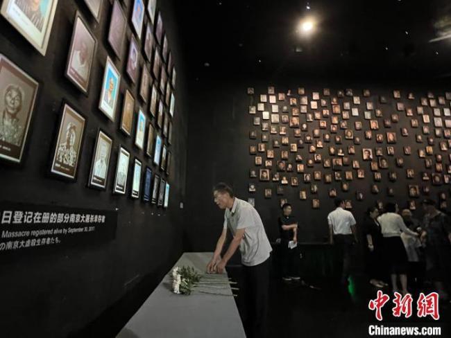 南京大屠杀幸存者照片墙的灯又熄2盏