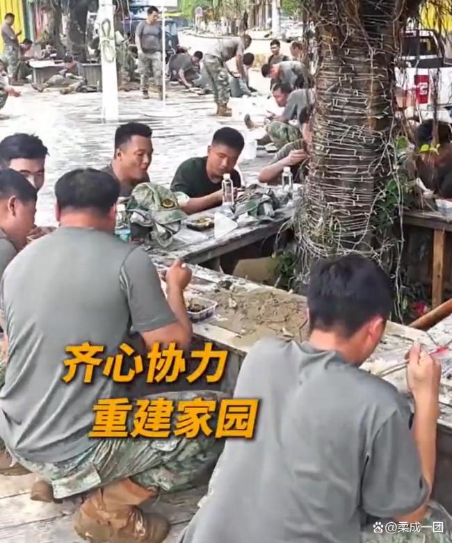 救援队员用铁锹清障 村民做饭感谢 鱼水情深暖人心