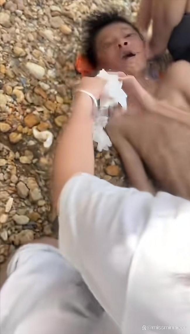 小伙救起面部发黑溺水学生 英勇少年挽救生命