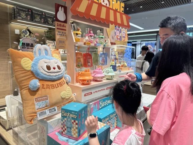 99元的LABUBU真能卖7800元，二手交易平台则不时曝出“天价”