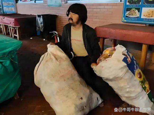 90后残障人士带19吨物资驰援贵州 跪行巨人的善举