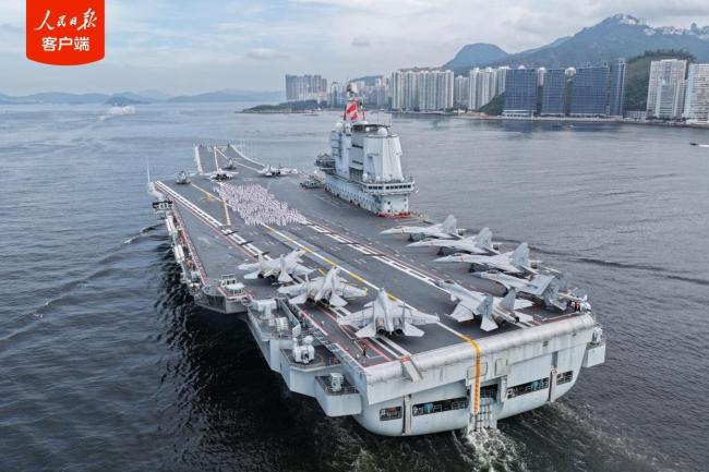 高空视角感受抵港山东舰航母有多大 香港欢迎仪式盛大举行