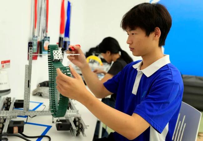 深圳18岁CEO给母校捐了10万 感恩回馈母校