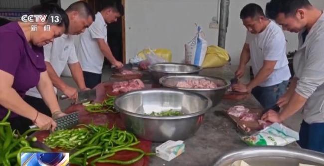 贵州榕江8岁小球迷街头帮忙清淤 小小身影感动众人