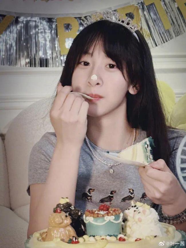 叶一茜晒女儿打网球照 森碟笑容灿烂身材高挑