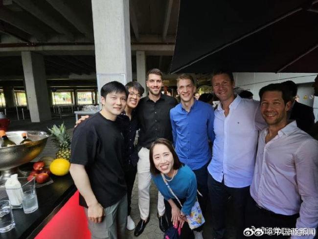 邱党晒与樊振东合照 松弛感满满