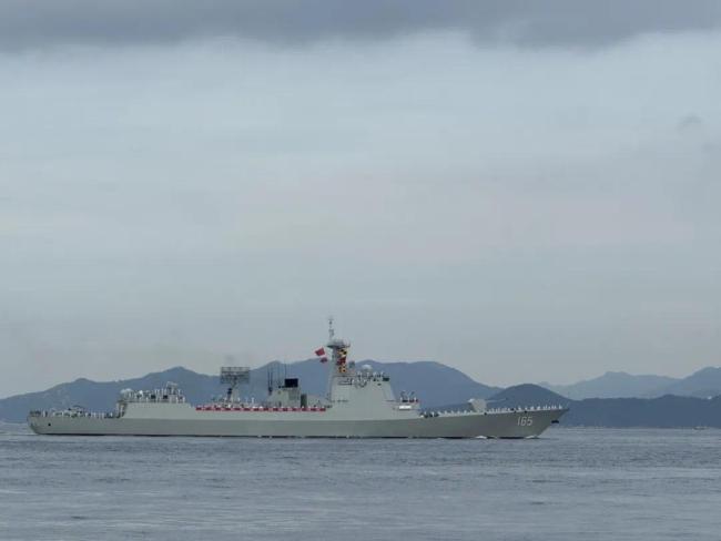 山東艦航母編隊抵達香港海域