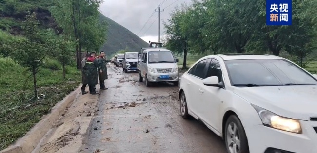 甘肅一國(guó)道遭強(qiáng)降雨水毀道路已搶通 多部門聯(lián)動(dòng)保暢通