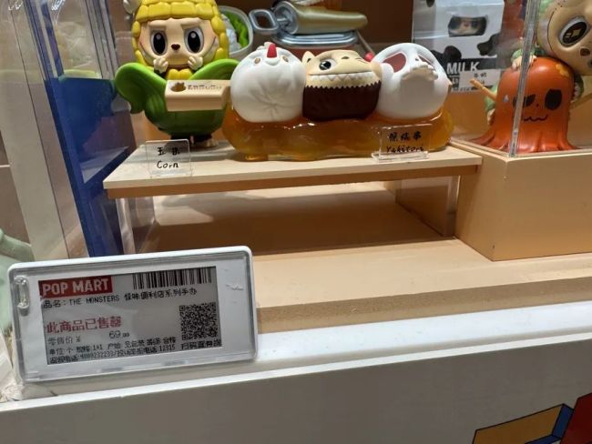 99元的LABUBU真能卖7800元，二手交易平台则不时曝出“天价”