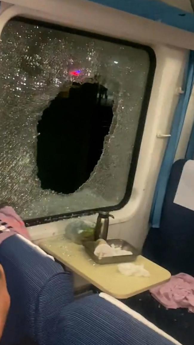 列车事故滞留3小时无空调 旅客破窗 高温难耐引发紧急避险