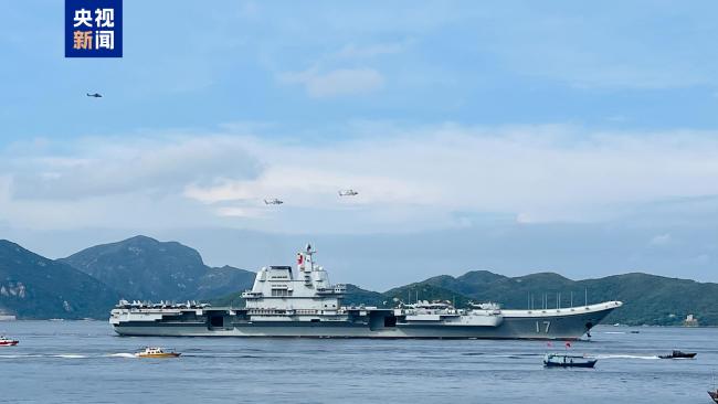 山东舰甲板深情告白 香港海陆空全方位热情欢迎