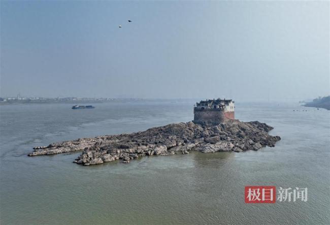 長(zhǎng)江洪水淹沒(méi)鄂州觀音閣 古建筑展現(xiàn)抗洪智慧