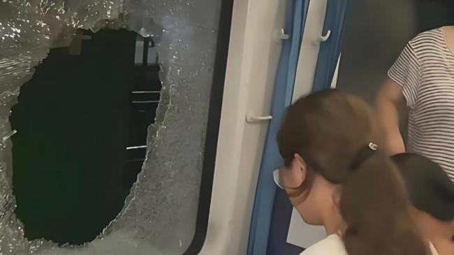 列車停滯3小時 乘客砸窗透氣被帶走 高溫煎熬引發(fā)過激行為