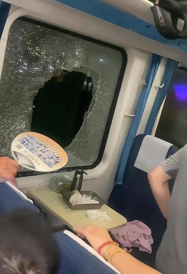 砸窗通风的乘客未被拘留仅被教育 紧急情况下采取行动