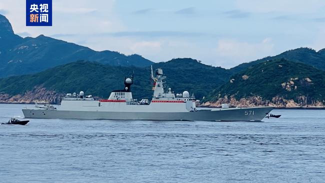 山东舰甲板深情告白 香港海陆空全方位热情欢迎