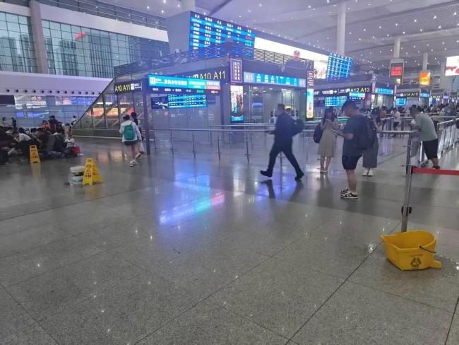 暴雨导致成都东站多处漏雨 车站积极应对排水