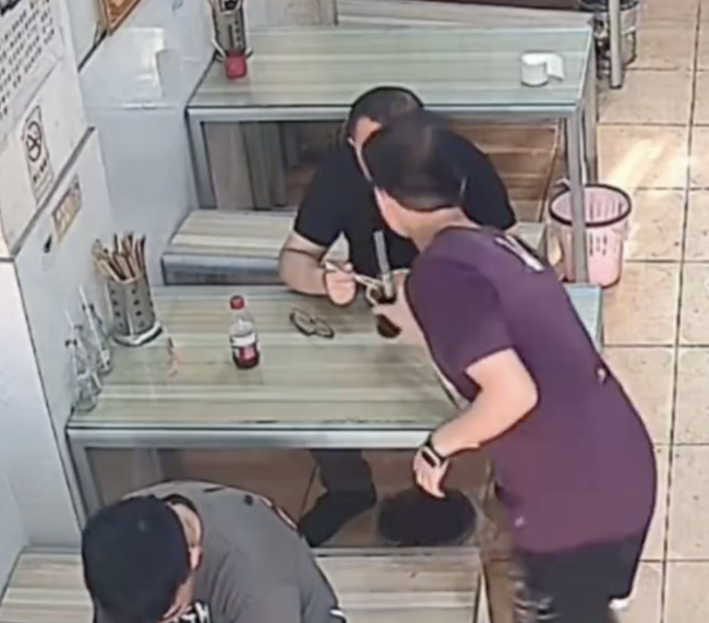 男子正在餐館吃飯可樂被搶了