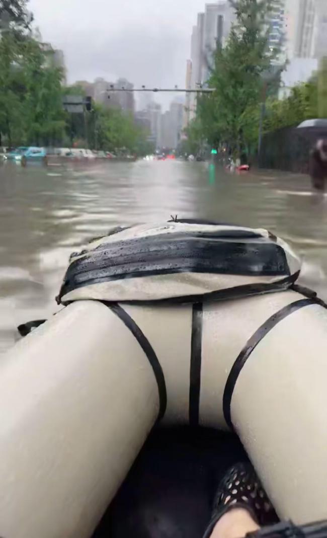 成都大暴雨有市民在雨中划船 展现成都人的松弛感