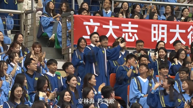 翻跟頭、耍長(zhǎng)鞭,、公主抱校長(zhǎng)……這屆畢業(yè)典禮,，圍觀師生花式“整活”！