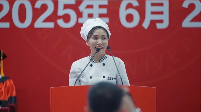 翻跟头、耍长鞭、公主抱校长……这届毕业典礼，围观师生花式“整活”！