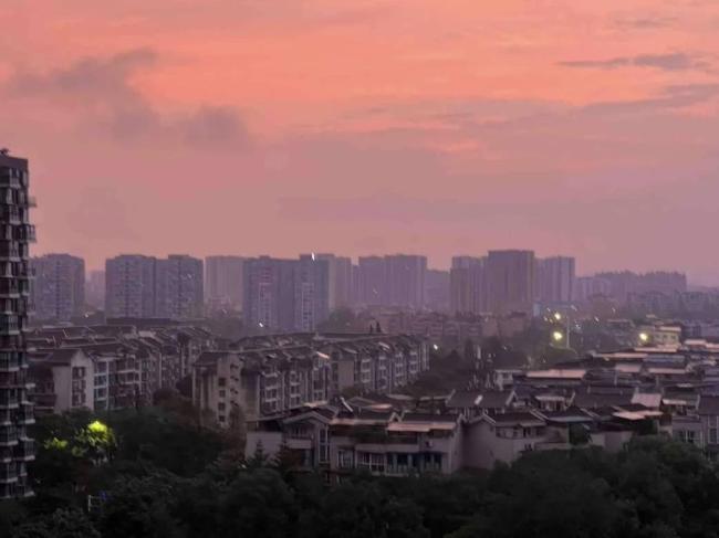 暴雨后成都“粉色天空”限时上线 浪漫美景短暂显现
