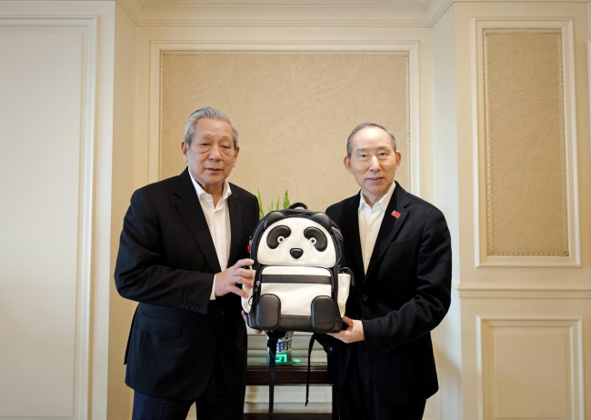 龙宇翔与泰国前副总理、泰中文化促进委员会主席披尼·扎䘵颂巴亲切会见