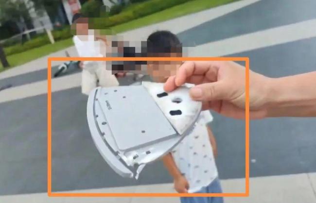 玻璃擦疑從40多層樓墜落 女子被砸