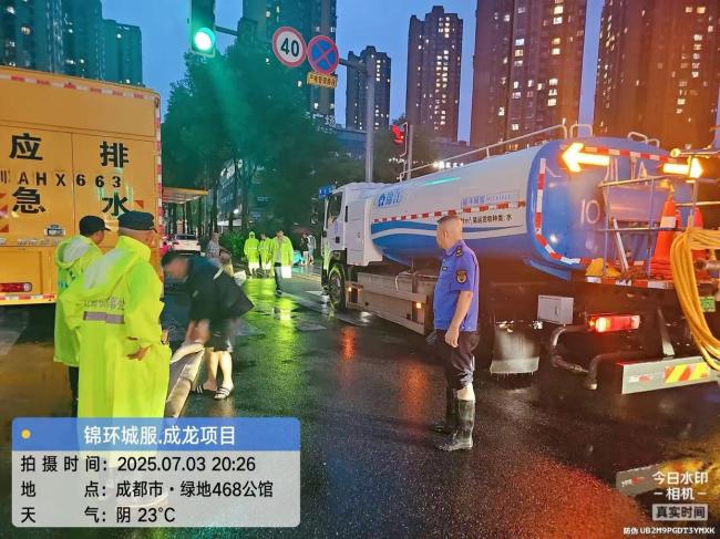 成都暴雨后迅速出動(dòng)人員清理街道