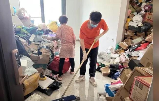 独居老人网购花费200万睡在快递上 囤积成瘾背后的心理隐情
