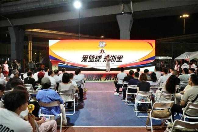 潘展乐汪顺傅园慧跨界打篮球 泳坛明星体验篮球魅力