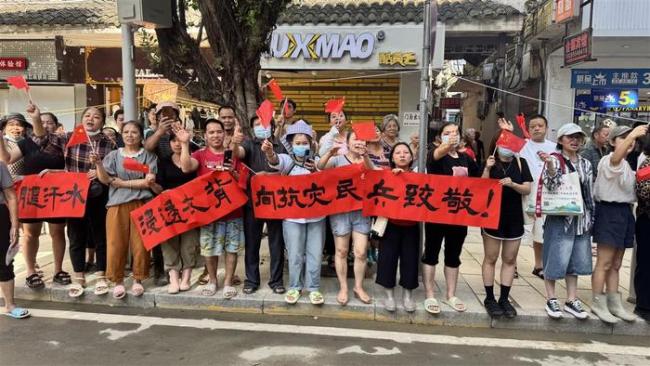 中国人的“风雨同舟”再次具象化了 救援队撤离感动全城