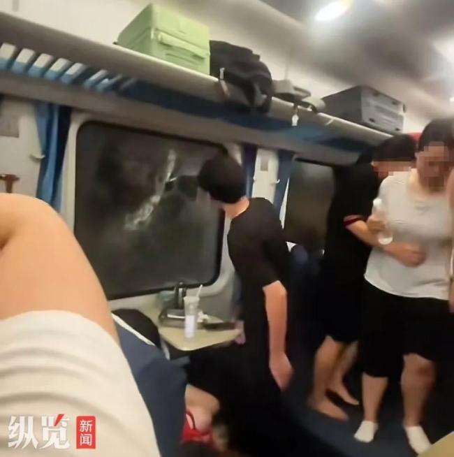 K1373砸窗男子被批评教育 应急处置引关注