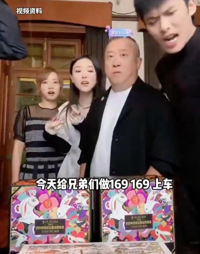 曾志伟和女星合影姿势不雅引争议 合影风波再起