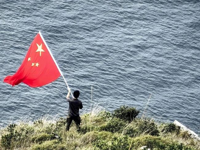 山东舰“挥旗哥”找到了！网友：真的特别感动