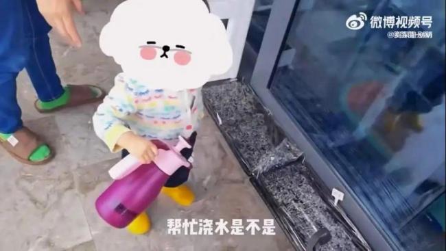 鄭愷苗苗三胎女兒首曝光 萌態(tài)十足惹人愛