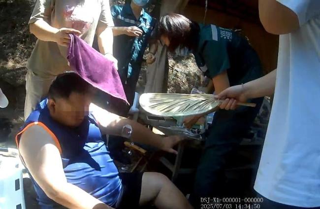 男子上山中暑被消防員抬下山