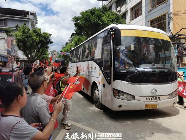 榕江百姓夹道欢送武警战士 泪目送别恩人