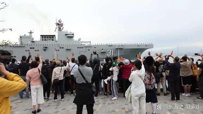 山東艦開放日市民散場官兵緊捂槍口 國防教育深入人心