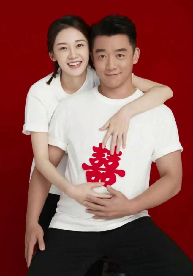 鄭愷苗苗三胎女兒首曝光 萌態(tài)十足惹人愛(ài)