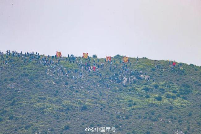 揮旗哥用軍強民樂標語送別山東艦 港民深情歡送
