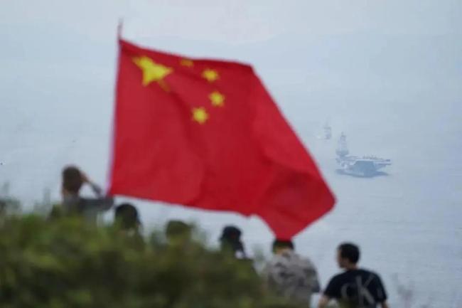 香港揮旗哥如愿登艦：像做夢(mèng)一樣 定格自豪瞬間