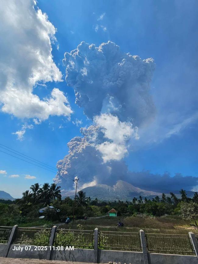 火山灰柱最高达1.8万米 印尼勒沃托比火山喷发