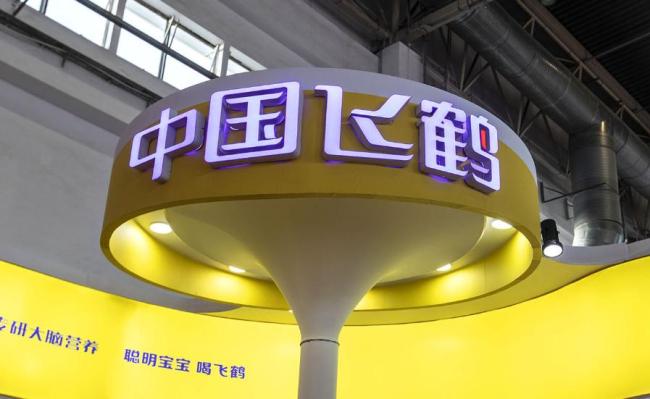 高端奶粉卖不动了？飞鹤股价大跌 业绩暴雷引关注