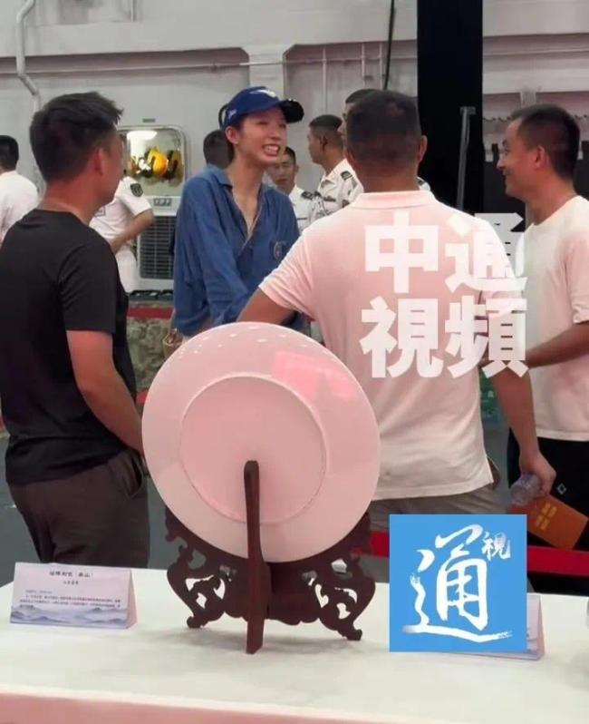 奧運(yùn)冠軍江旻憓與兵哥哥互相敬禮