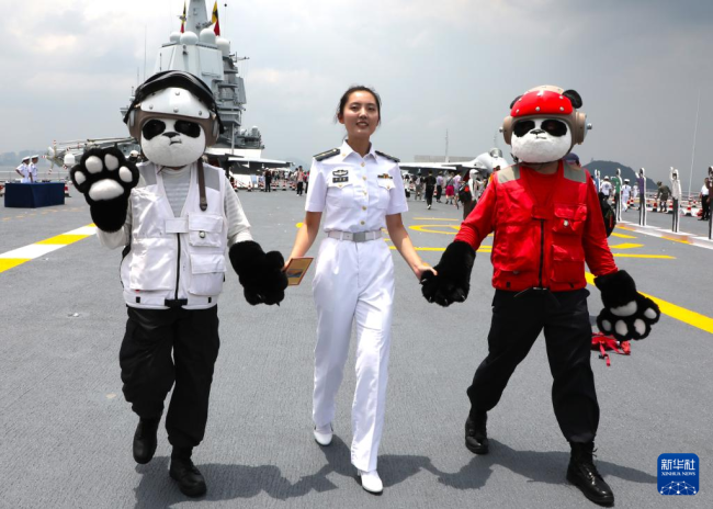 香港民眾租船伴航送行山東艦 國家力量振奮人心