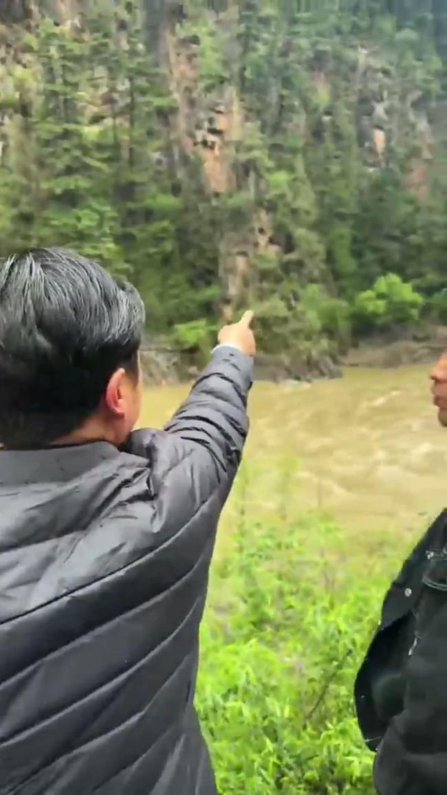 阿坝坠崖的旅游车已找到 搜救工作持续进行