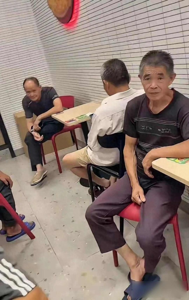 華萊士門店回應(yīng)用喇叭趕蹭空調(diào)老人,！