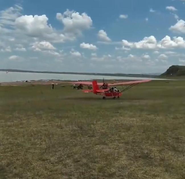 內(nèi)蒙古牛奶湖景區(qū)一小飛機墜落 2人受傷營地停運