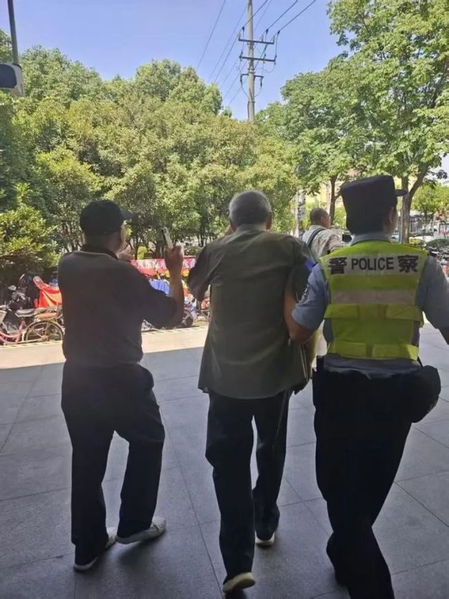 小哥高溫天中暑倒地 好心人救助 好人應(yīng)有好報